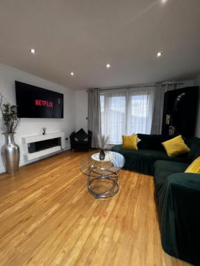 Emerald Apartment-2Bed 2Bath Cardiff Bay,City Centre Apartment